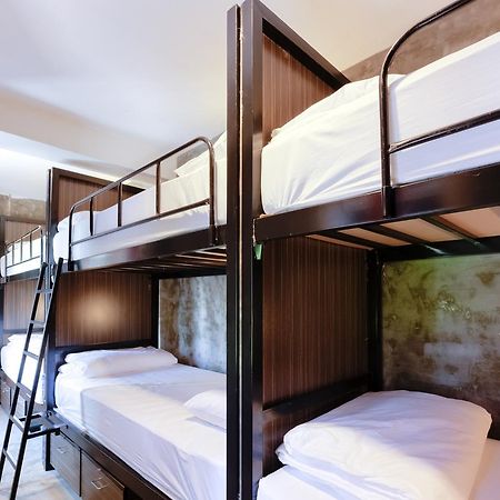 Revolution Hostel Asoke Бангкок Экстерьер фото