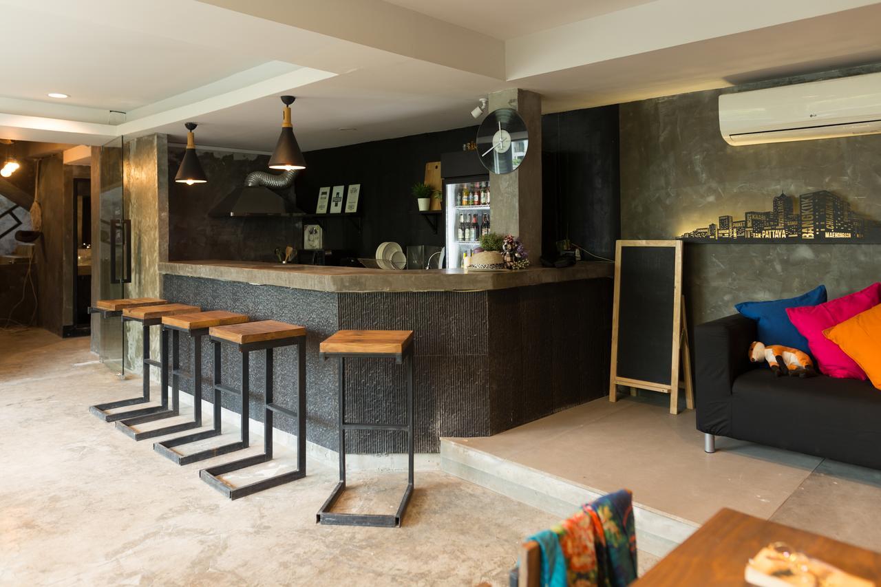 Revolution Hostel Asoke Бангкок Экстерьер фото