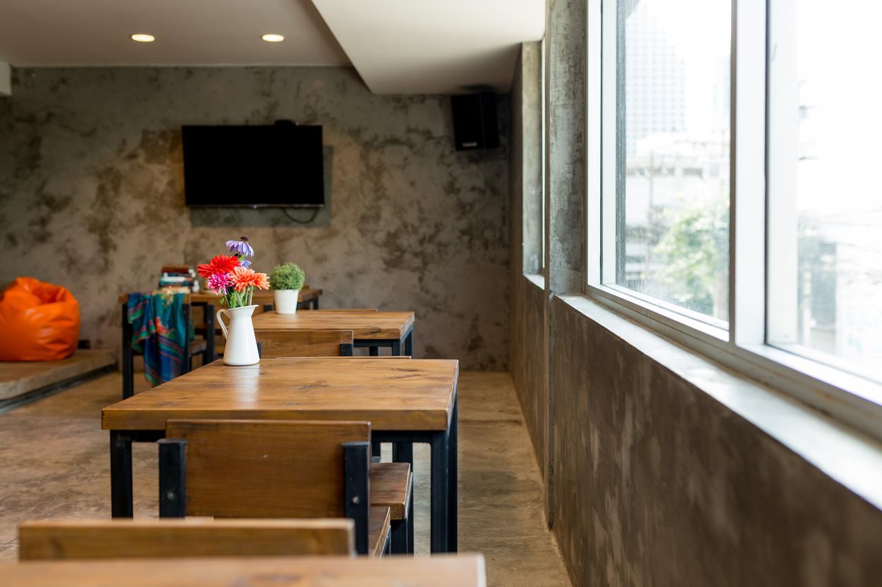 Revolution Hostel Asoke Бангкок Экстерьер фото