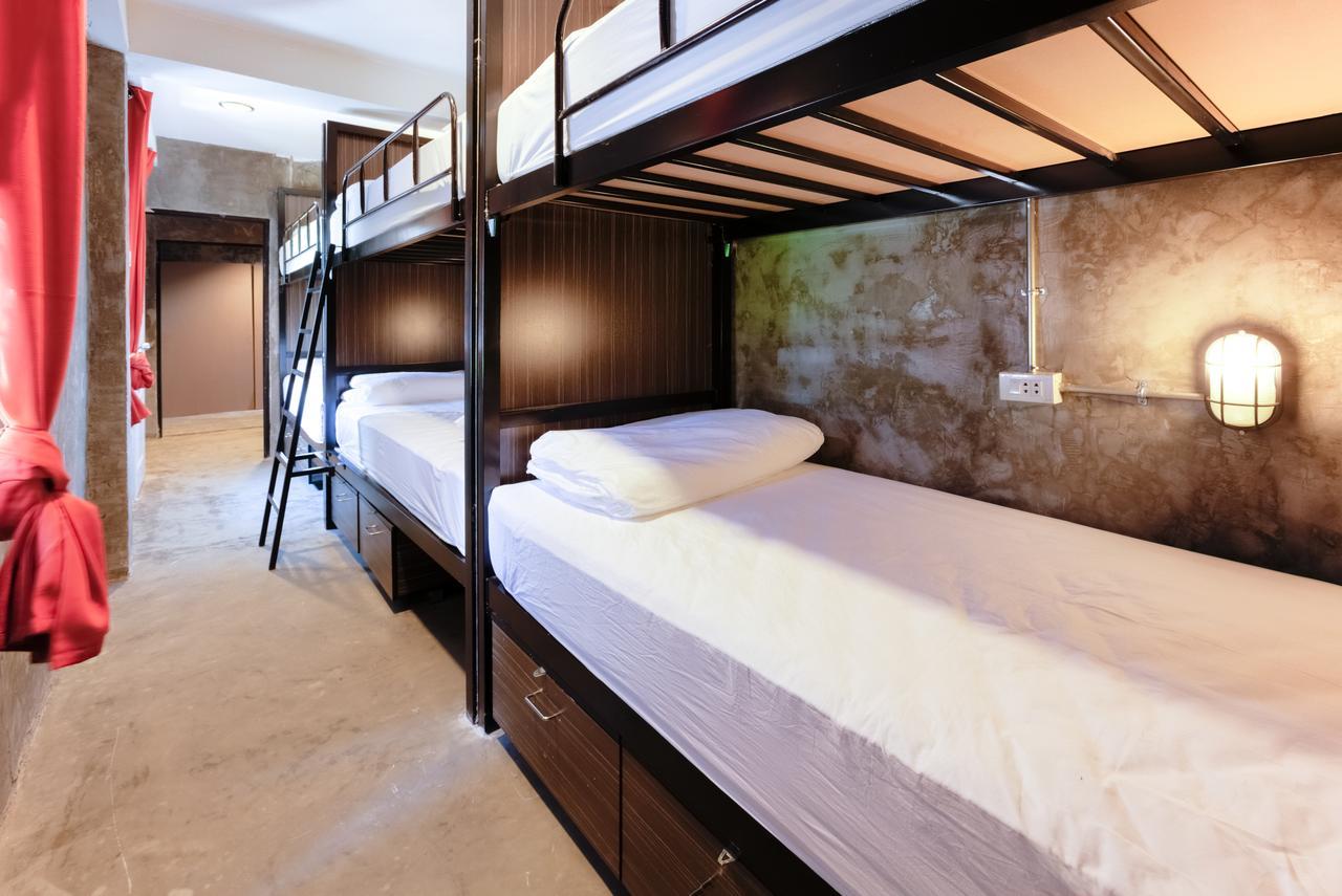 Revolution Hostel Asoke Бангкок Экстерьер фото