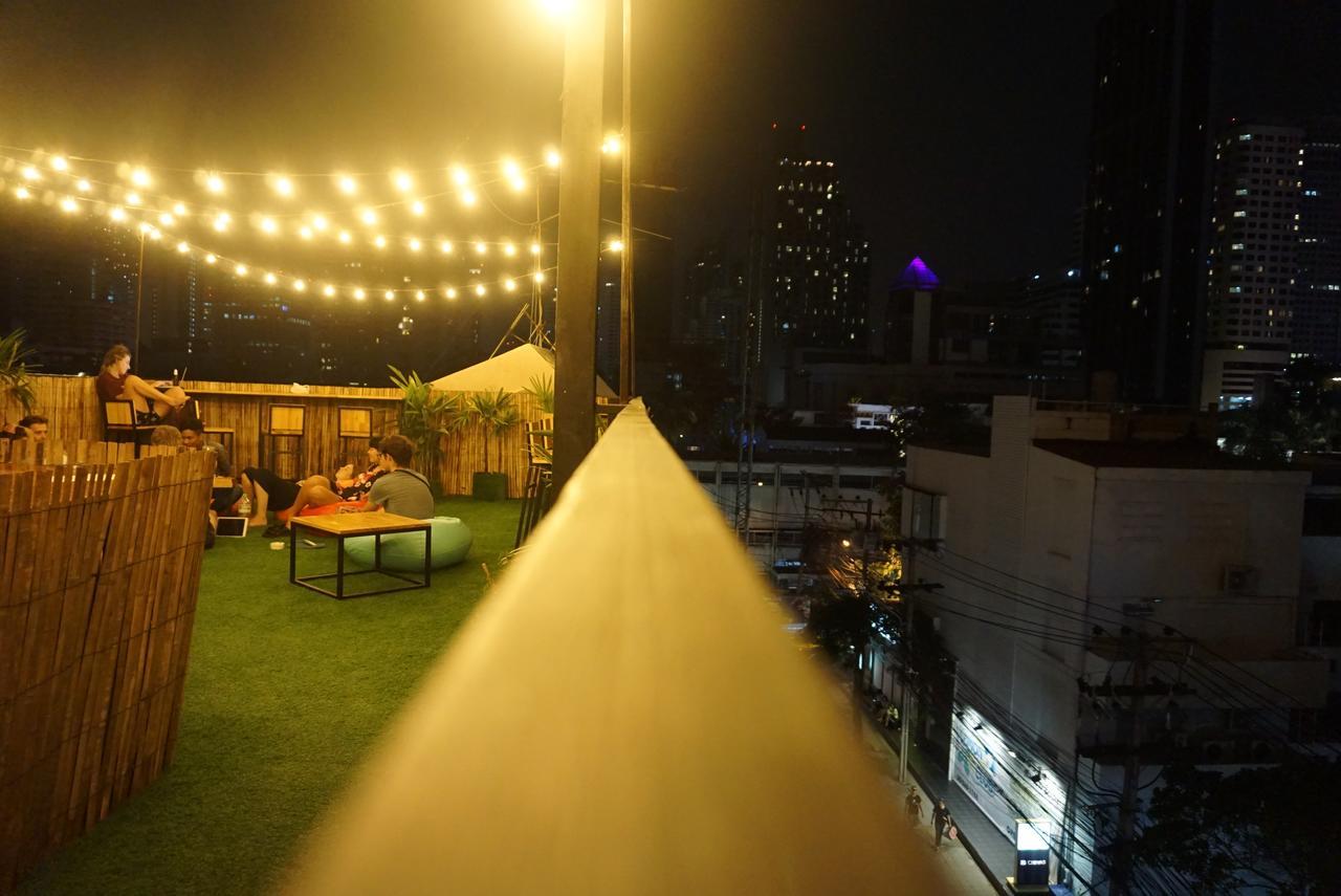 Revolution Hostel Asoke Бангкок Экстерьер фото
