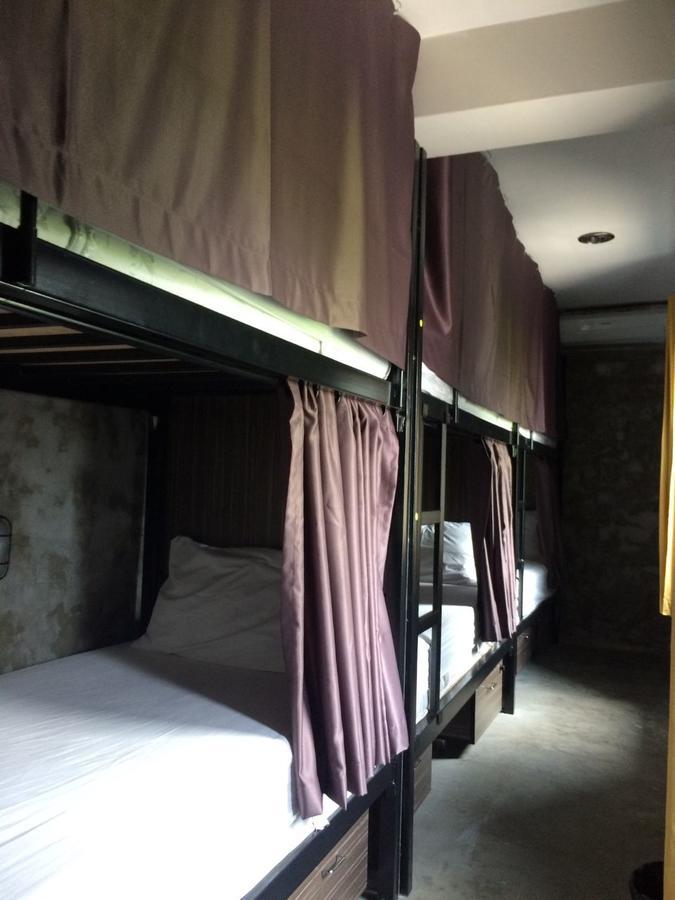 Revolution Hostel Asoke Бангкок Экстерьер фото